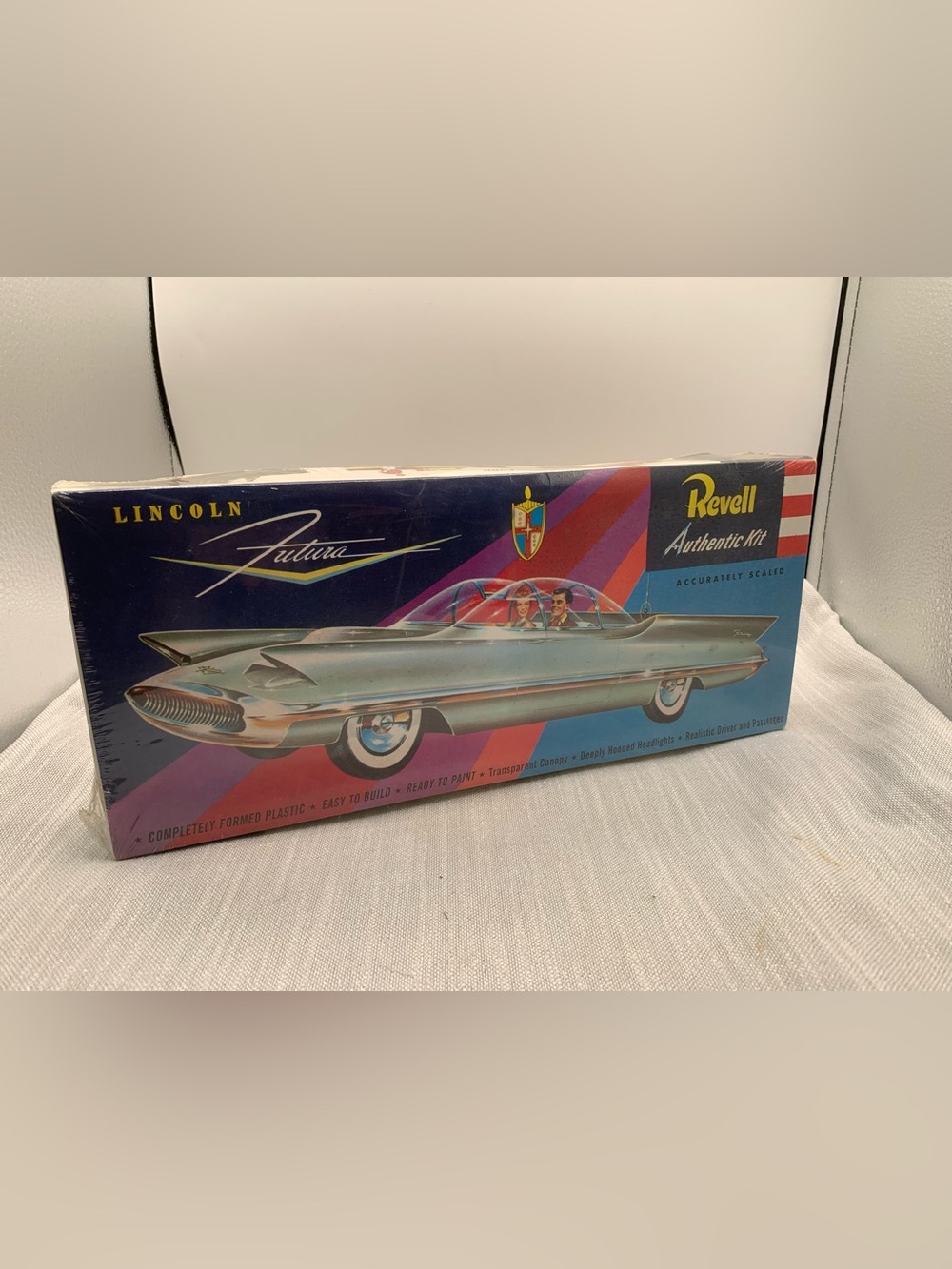 Revell 1270 Factory Sealed 1995 Model kit Lincoln Futura Nice Sealed Kit new